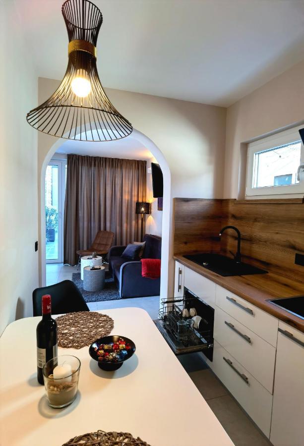 Stay In The Very Heart Of Porec - 50M To The Beach Extérieur photo